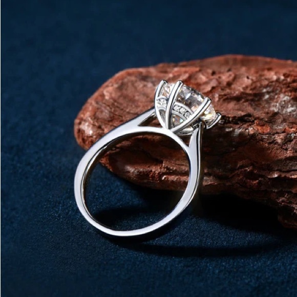 LUXURY MOISSANITE ENGAGEMENT RING - Picture 2 of 3